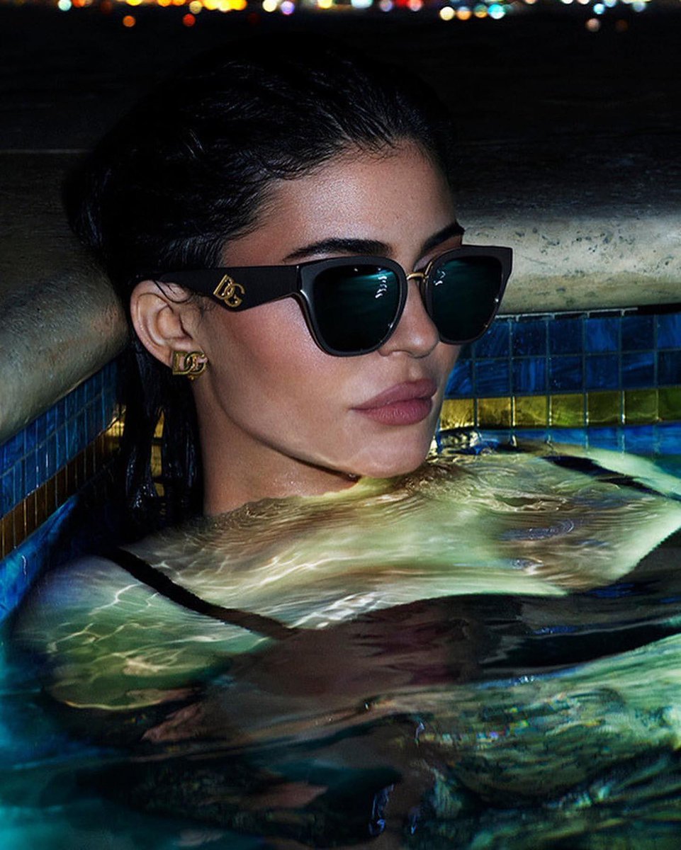 Kylie Jenner para a campanha #DGEyeWear da marca Dolce&Gabanna. 👓🌊