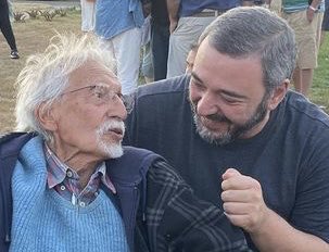 Felicidades, entrañable Mariano! 90 años no se cumplen todos los días. Gracias por ser ese faro humilde pero firme en pos de la causa del pueblo uruguayo.