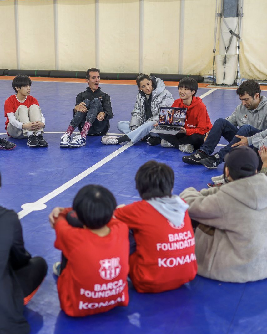 FundacioFCB's tweet photo. 🇯🇵 @alexroca91は日本滞在中、FCバルセロナ財団の行うスポーツ教育セッションに参加し、日本のフリースクール@yokohama_taishiの子どもたちに自らの経験を共有しました。@konamiのサポートに心より感謝申し上げます。🤗 #ForAllCapabilities https://t.co/5OHp6WbaOt