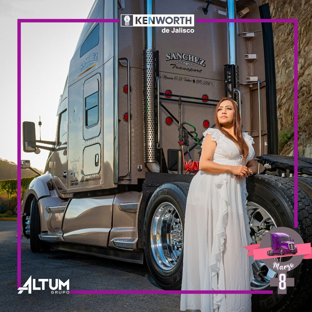 KenworthJalisco's tweet photo. #MujerKenworth
Hoy le deseamos un Feliz cumpleaños 🎂 a Roxana quien es una apasionada del transporte y nos compartió estas increíbles fotografías junto a su chulada 🚛
Créditos 📸: a quien corresponda
#AltumGrupo #MiKenworth #Transporte #MesdelaMujer #MiChulada https://t.co/nVRzEjrjhU