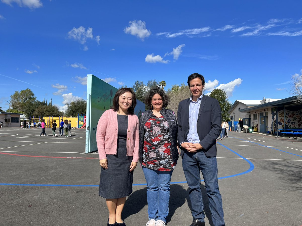 drhongnancy's tweet photo. Students in @GlendaleUSD’s French DLI Program were visited by a special guest speaker, French author Camille Kohler. She talked about her work, her process, and how she brings amazing stories to life. Thank you to the Embassy of France for sponsoring this event! https://t.co/bn8FxchfxE