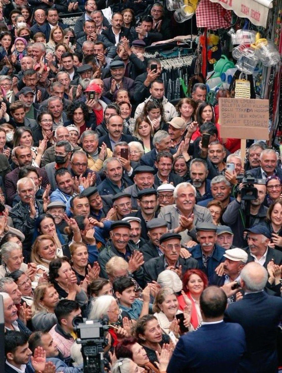 arlincicekci's tweet image. Fotoğrafçı her kimse fotoğraf çekmemiş de 20 yıldır hasretini çektiğimizi resmetmiş gibi. 
Eserin adı “yeniden gülebilme ihtimalimiz”