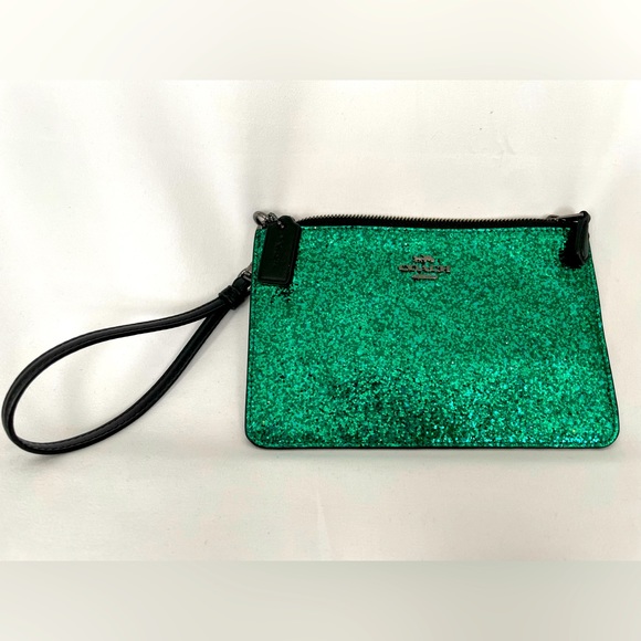 AtFinds's tweet photo. So good I had to share! Check out all the items I'm loving on @Poshmarkapp from @Cali_soul916 #poshmark #fashion #style #shopmycloset #starbucks #clarins #coach: https://t.co/jVpuJRwHv9 https://t.co/DnU7tS4Qxg