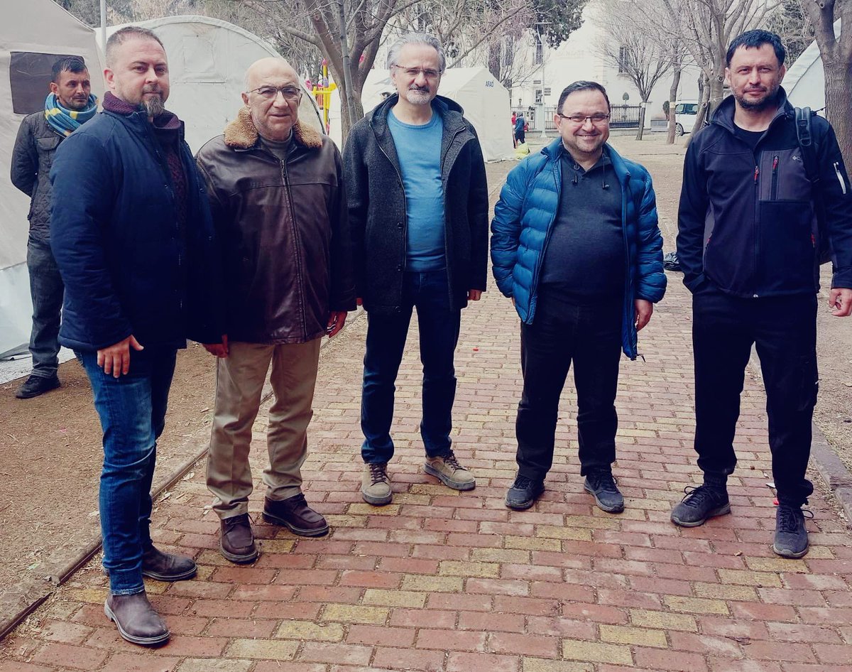dralpayates's tweet photo. Dayanışma ruhuyla gittik, depremzedeleri ziyaret ettik, psikososyal destek verdik ve bugün dönüyoruz.Bir şeyler yapabilmek bize de iyi geldi doğrusu. Birlikte ayağa kalkıp yeniden yeşereceğiz, buna inanıyorum! Umut en güçlü antidepresandır. #apdep #psikososyaldestek #deprem https://t.co/1D4vIN1eti