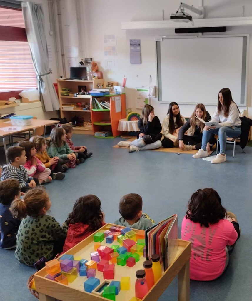 ie_martamata's tweet photo. Alumnes d’ESO expliquen un conte a la comunitat de petits per explicar la campanya de donació de sang de divendres. Us esperem! @SOS_Torello @donarsang #IEMM https://t.co/4brvYHnr9n