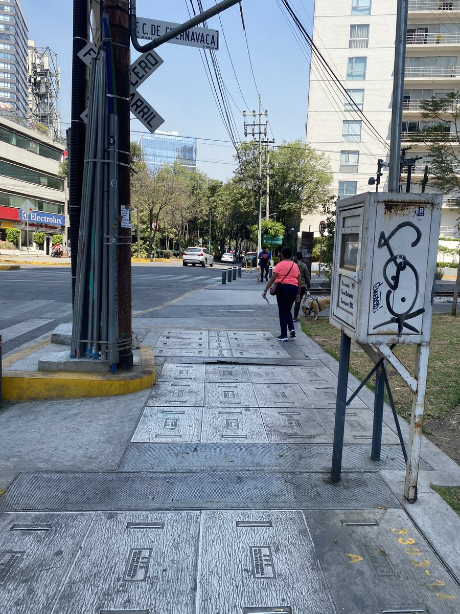 Claugom11's tweet photo. Prolongación Molier y Ferrocarril de Cuernavaca. Lámina levantada pone en peligro a transeúntes, meses así. @CFEmx @OlaMHmx @AlcaldiaMHmx @CFE_Contigo https://t.co/SOAPUJuJmR