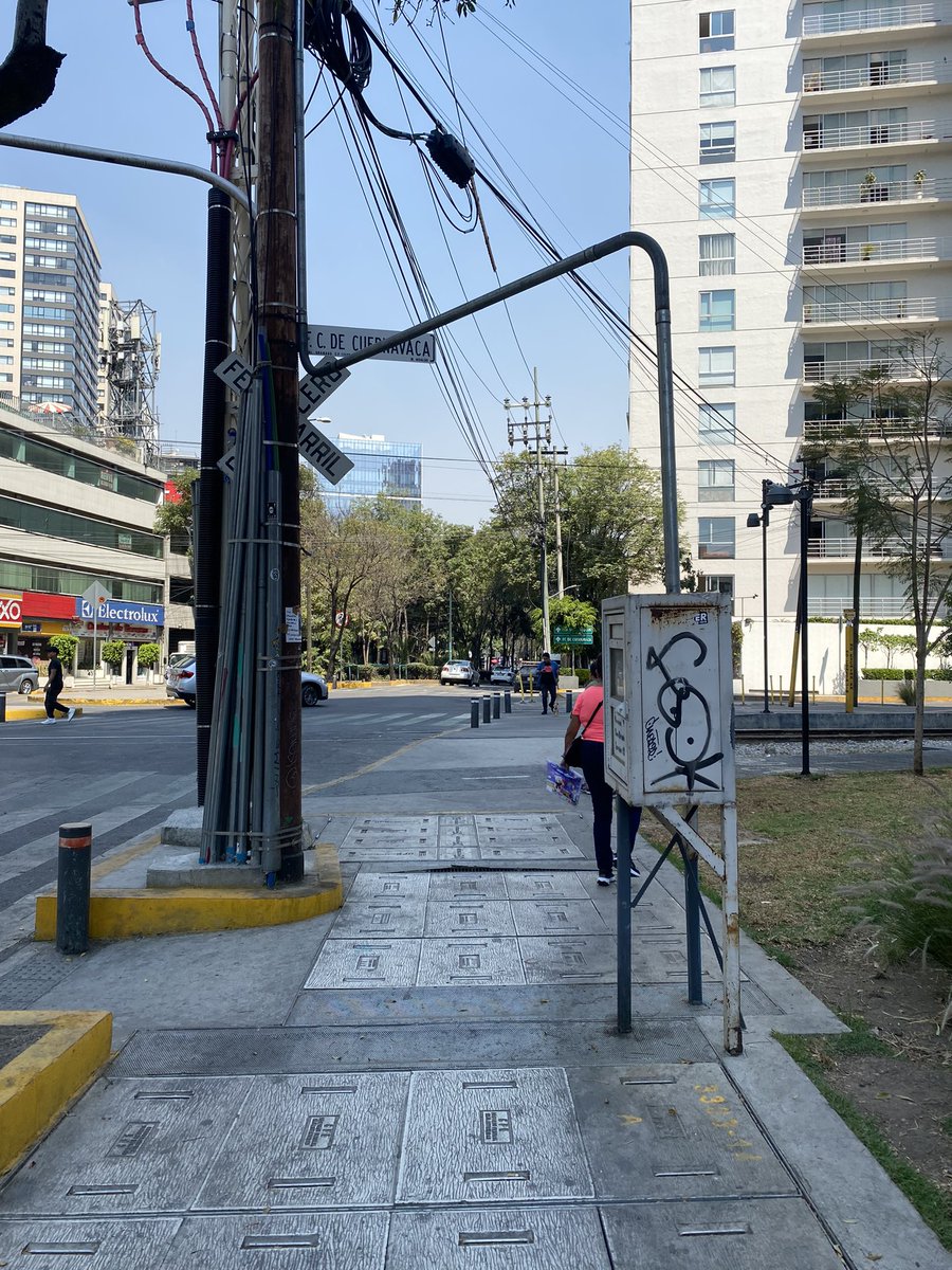 Claugom11's tweet photo. Prolongación Molier y Ferrocarril de Cuernavaca. Lámina levantada pone en peligro a transeúntes, meses así. @CFEmx @OlaMHmx @AlcaldiaMHmx @CFE_Contigo https://t.co/SOAPUJuJmR