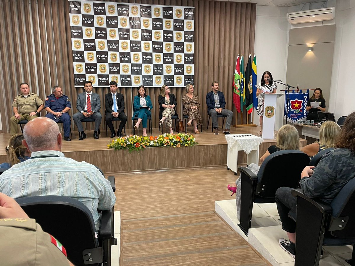 depmariomotta's tweet image. Prestigiando a entrega de 7 viaturas para às delegacias de Proteção à Criança, Adolescente, Mulher e Idoso - DPCAMI, de Santa Catarina. 

#Lages #SantaCatarina