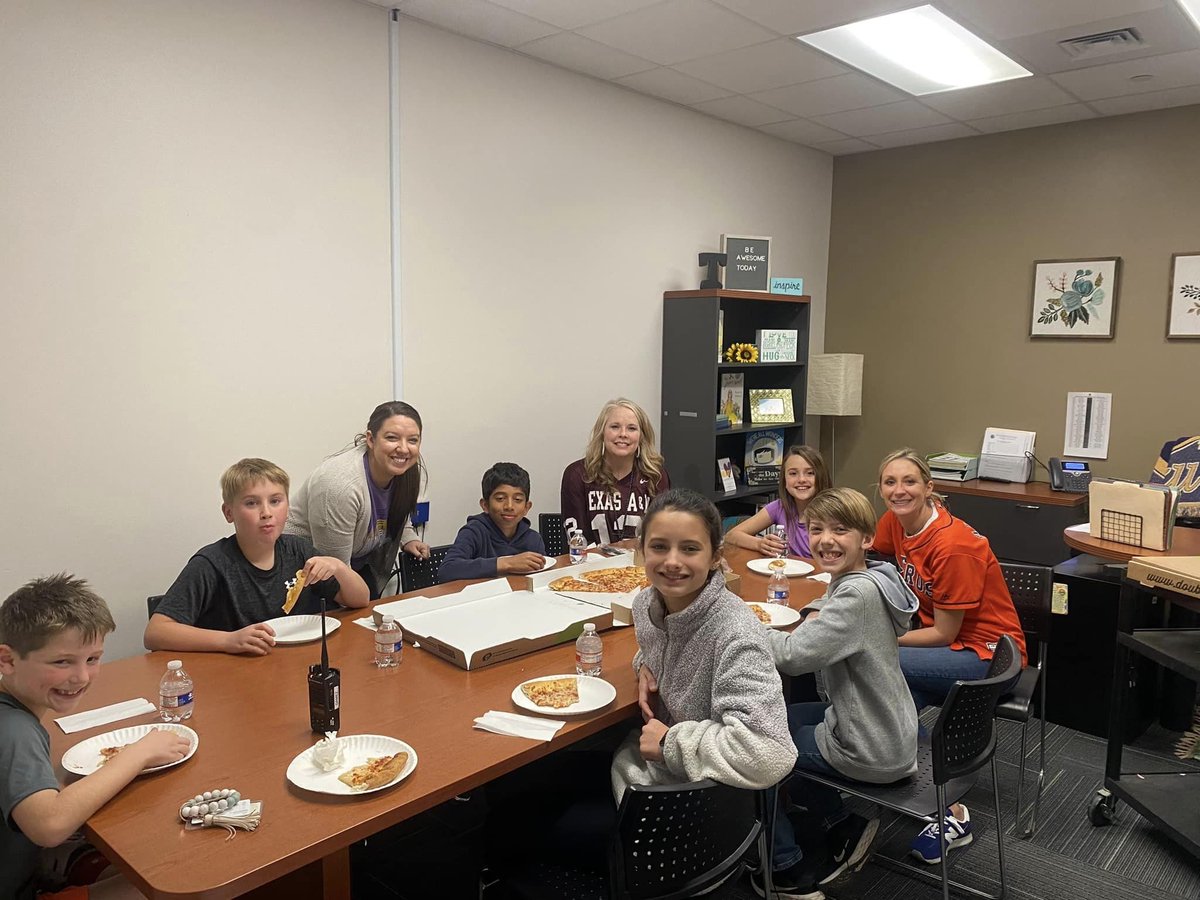 The Principals finally got to eat lunch with our January PERFECT ATTENDANCE drawing winners!!! 
#pizzawiththeprincipals