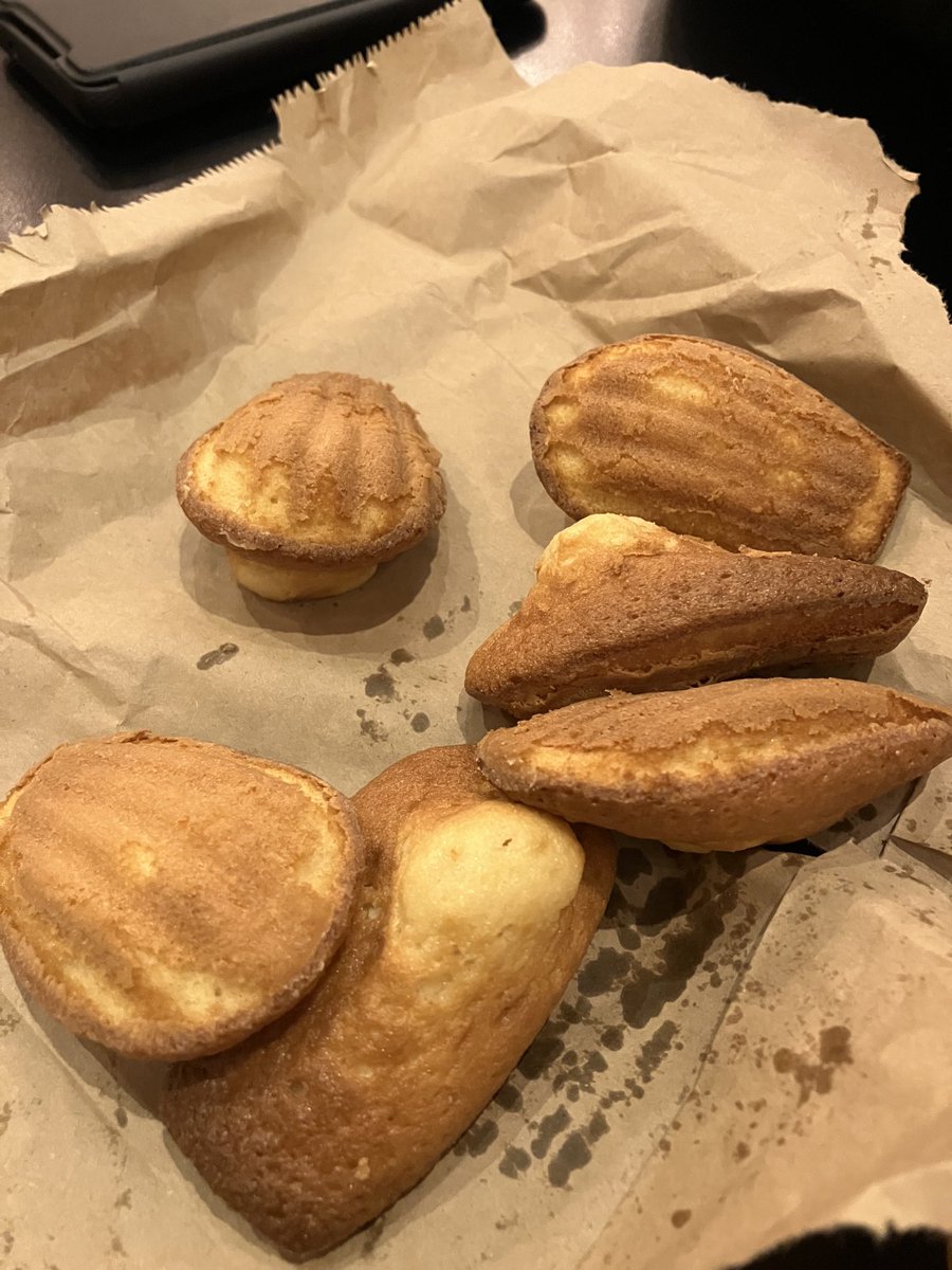 Proper fresh-baked madeleines straight from the oven …😋😋😋
Not from some little Parisian café (or even from ⁦<a href="/SpireCafe/">Spire Cafe</a>⁩ 😂) but an unexpected treat ⁦<a href="/_bridgetheatre/">Bridge Theatre</a>⁩ in London!