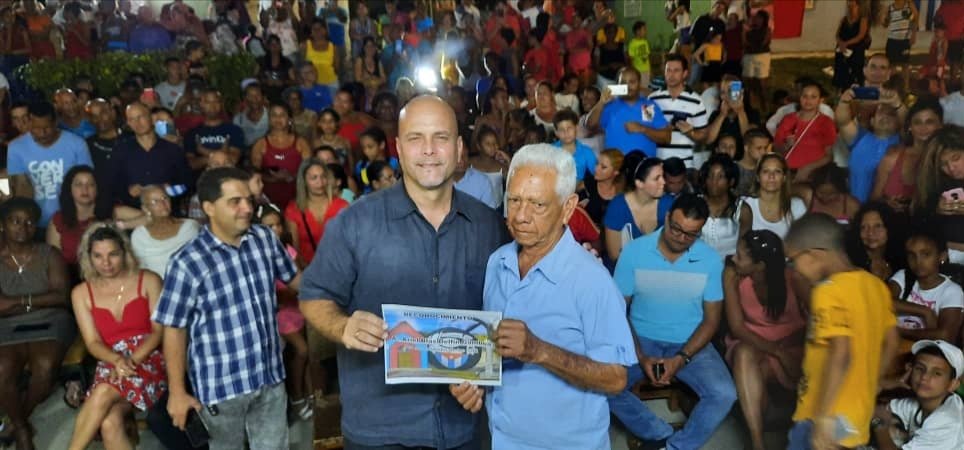 GHNordelo5's tweet photo. A los #CDRCuba nos honra contar tanto con veteranos que han dedicado sus vidas al trabajo en la organización, como con jóvenes que recién asumen sus compromisos como líderes cederistas. #Cuba #YoVotoXTodos #MejorEsPosible https://t.co/INNhWDghtj