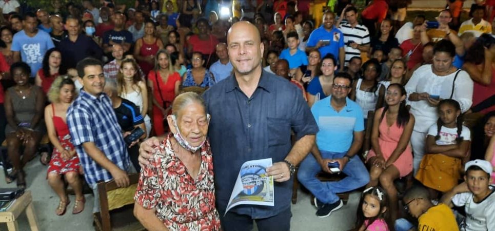 GHNordelo5's tweet photo. A los #CDRCuba nos honra contar tanto con veteranos que han dedicado sus vidas al trabajo en la organización, como con jóvenes que recién asumen sus compromisos como líderes cederistas. #Cuba #YoVotoXTodos #MejorEsPosible https://t.co/INNhWDghtj