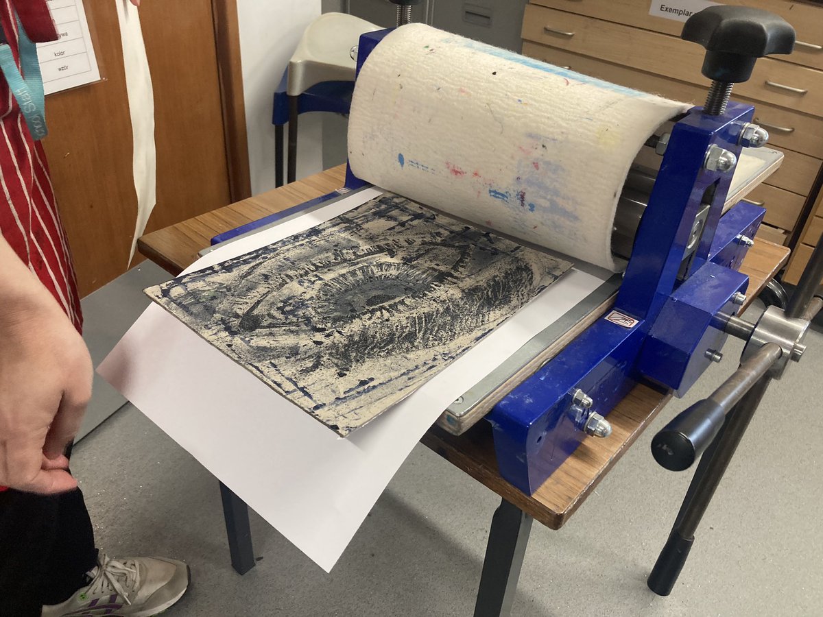 Dempsey_art's tweet image. Work with S in Y10 continues as we experiment with ink application and the printing press @KelmscottSchool he’s been working with our wonderful technician who leaves us tomorrow for pastures new #printing #artteaching