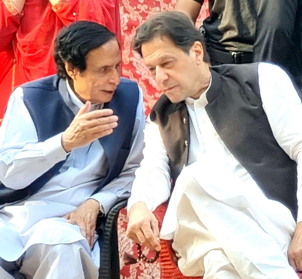چیئرمین پی ٹی آئی عمران خان صاحب کے ساتھ ڈٹ کے کھڑے ہیں