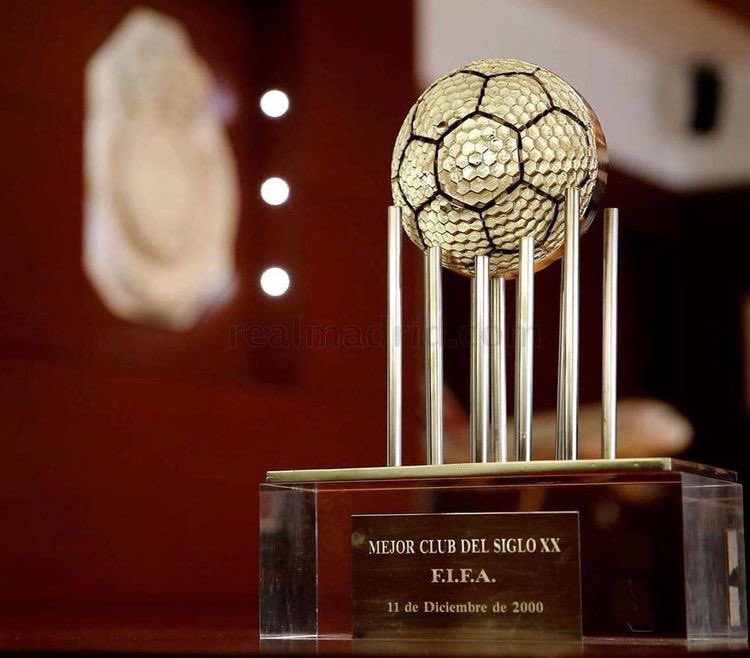 من أعظم ما قيل في الحب عندما سألوا كابيلو :

ماذا يعني لك ريال مدريد ؟
كابيلو: "مدريد فريقا من التاريخ .. يتسلل بداخلك حتى يستقر في دمك".

يكمل اليوم ريال مدريد عامه ال 121 🥳🎂.