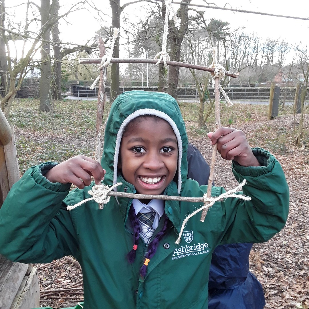 ashbridgeschool's tweet image. Year 3 have been learning to tie knots in the forest and created some fantastic stick frames! @iapsuk #forestschool