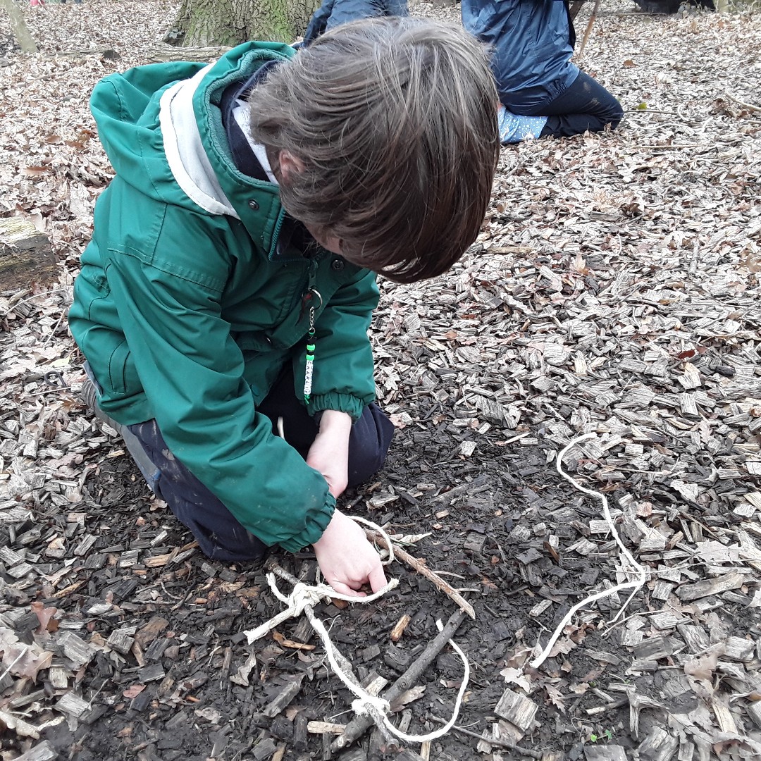 ashbridgeschool's tweet image. Year 3 have been learning to tie knots in the forest and created some fantastic stick frames! @iapsuk #forestschool