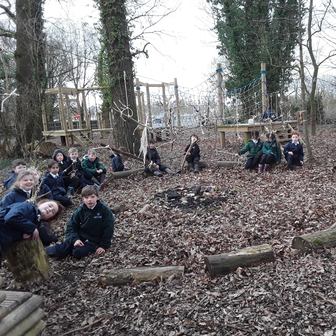 ashbridgeschool's tweet image. Year 3 have been learning to tie knots in the forest and created some fantastic stick frames! @iapsuk #forestschool