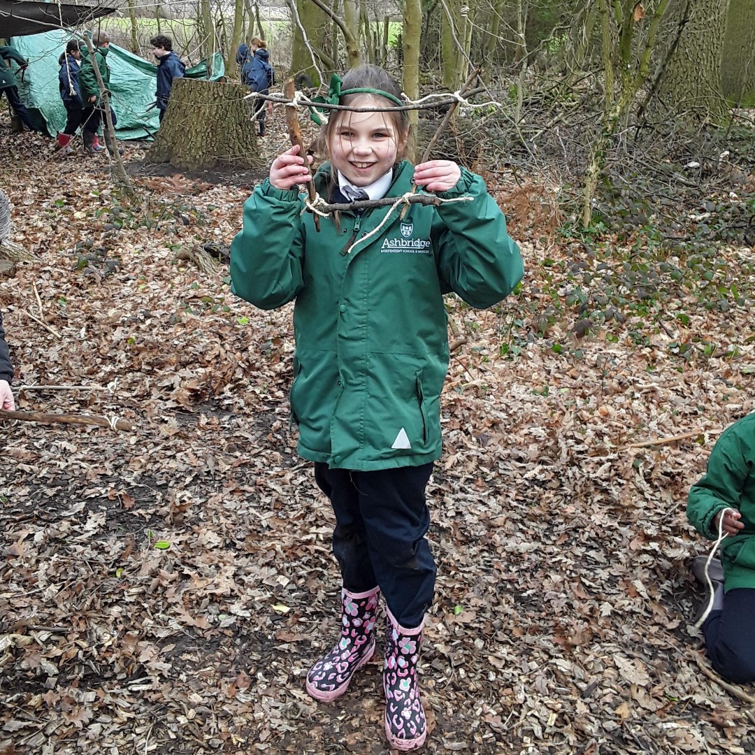 ashbridgeschool's tweet image. Year 3 have been learning to tie knots in the forest and created some fantastic stick frames! @iapsuk #forestschool