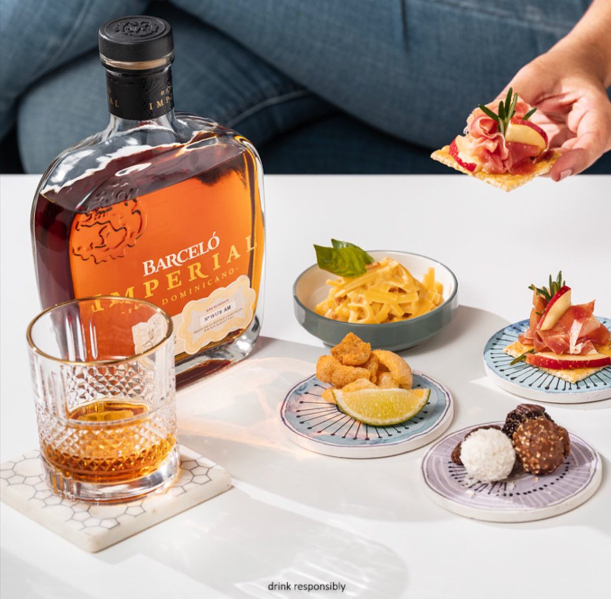 🥃 ¿Has probado #BarcelóImperial?

🍫 Sus notas suaves y afrutadas con un sabor tostado al final hace de #BarceloImperial disfrutarse acompañado de chocolates oscuros y bocadillos varios que se complementan en sabor en el paladar.

#DistribucionesLatorre #Jaén #Licores #Ron