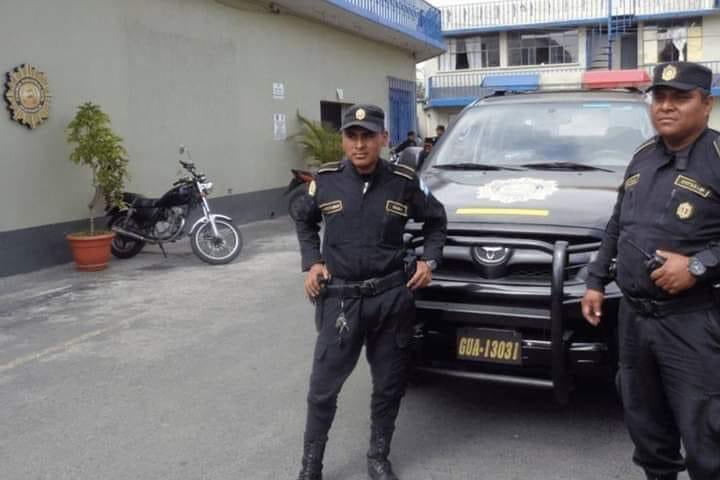 JhoConH's tweet photo. Los polis viendo cómo mi amiga agarra mas marihuanos que ellos. https://t.co/5bA2EYJYRp