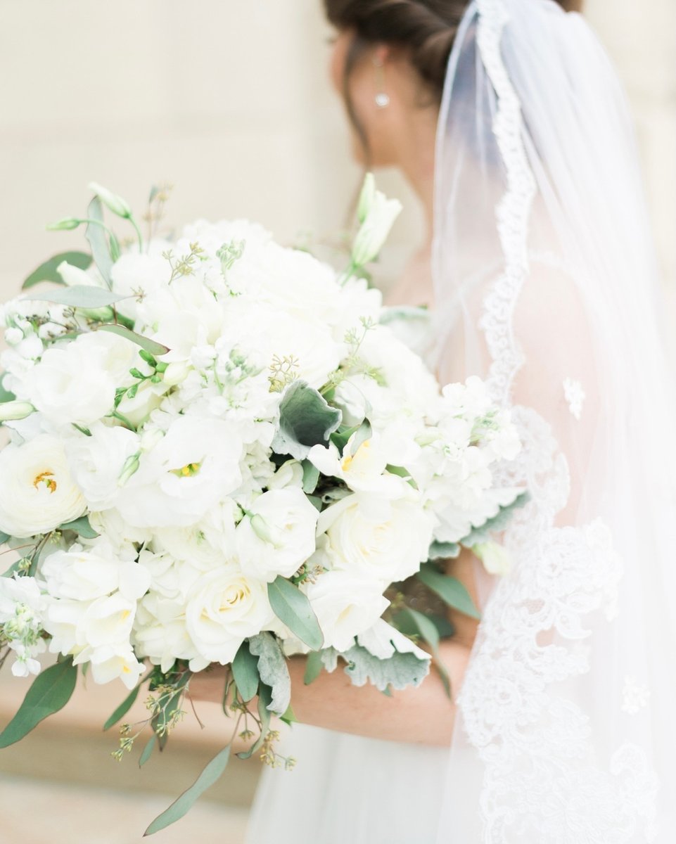 Our 3 favorite tips for picking the perfect bridal bouquet 💐 

1. Find your dream dress first so the shape and style of your bouquet compliments it
2. Take a swatch of your wedding dress fabric, bridesmaids dress and decor color palette to your florist so they add the correct
