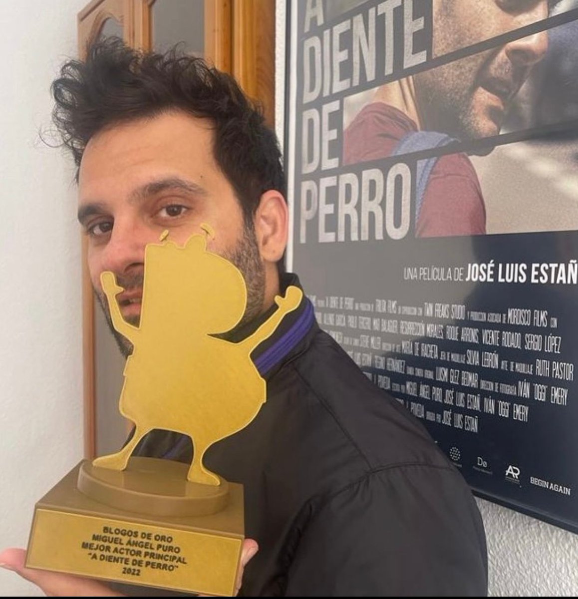 Y ya tenemos instantánea del último Premio #BlogosDeOro de la décima edición, el de Mejor Actor Principal para <a href="/MiguelAngelPuro/">Miguel Ángel Puro</a> por #ADienteDePerro ❤️🎉👏👏👏

Nos llena de orgullo verte con nuestra estatuilla en tus manos, ¡felicidades y muchas gracias! 📸🤩🎬