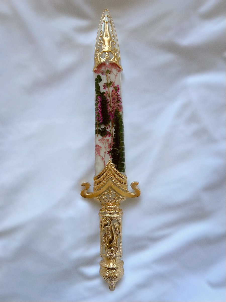 GIVEAWAY TIME !!! i'm giving away this handmade heather & baby's breath dagger 🗡️🌸 all you have to do to enter is rt this post & follow me :) tag friends for extra entries! ends 3/20, goodluck!!!