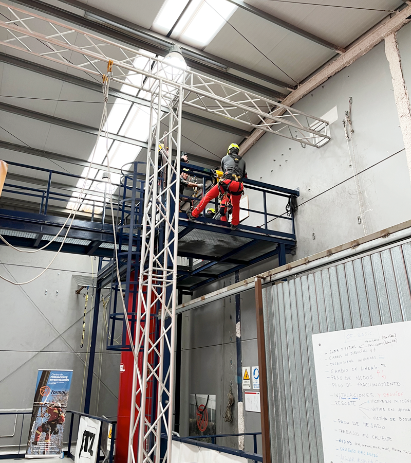 Desde #Vexel hemos llevado a cabo una sesión de fotos y grabación de uno de los últimos entrenos del grupo Espeleosocorro Sin Fronteras en las instalaciones de La Línea Vertical antes de su viaje a Japón para participar en GRIMP JAPAN y #Grimpday ⛑🎥
