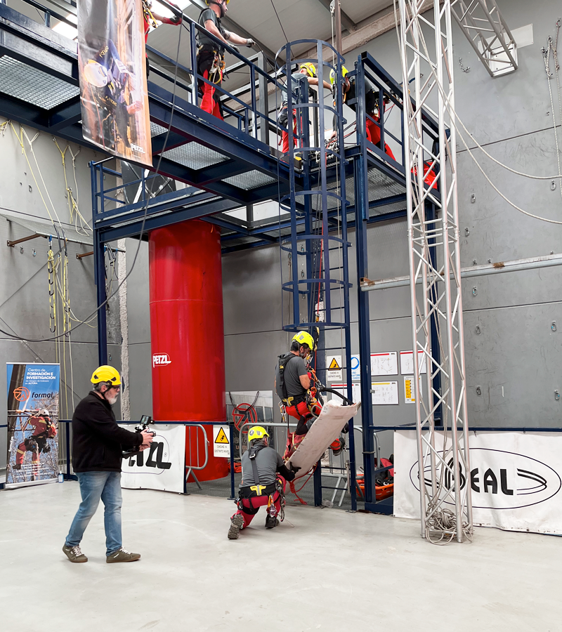 Vexel_es's tweet photo. Desde #Vexel hemos llevado a cabo una sesión de fotos y grabación de uno de los últimos entrenos del grupo Espeleosocorro Sin Fronteras en las instalaciones de La Línea Vertical antes de su viaje a Japón para participar en GRIMP JAPAN y #Grimpday ⛑🎥 https://t.co/bClNHYI6Mc