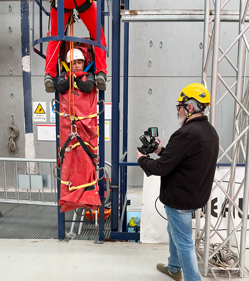 Vexel_es's tweet photo. Desde #Vexel hemos llevado a cabo una sesión de fotos y grabación de uno de los últimos entrenos del grupo Espeleosocorro Sin Fronteras en las instalaciones de La Línea Vertical antes de su viaje a Japón para participar en GRIMP JAPAN y #Grimpday ⛑🎥 https://t.co/bClNHYI6Mc