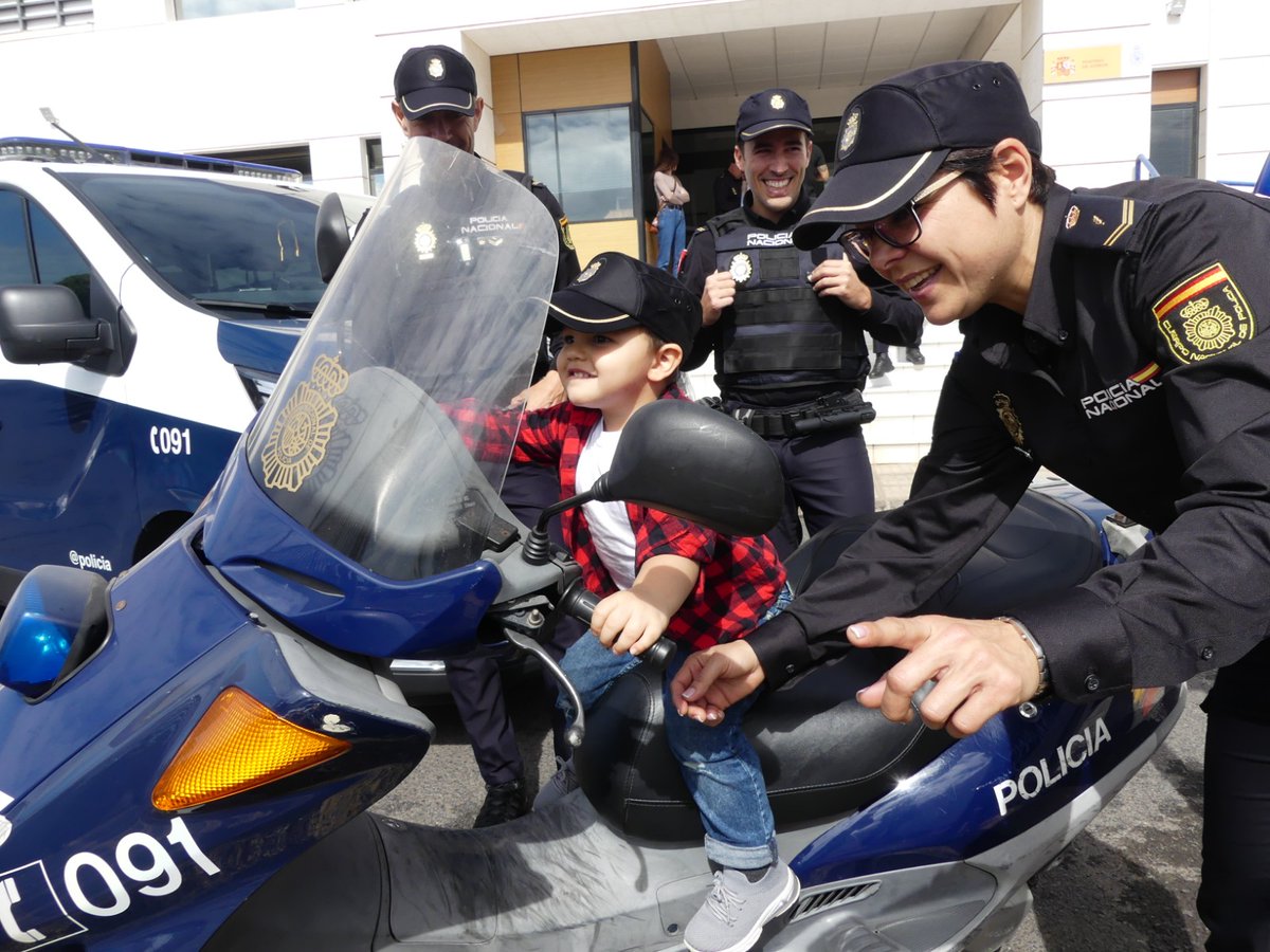 policia's tweet photo. 🚩Agentes de @policia 👮‍♀👮 han salvado la vida del pequeño Neyzan👦 en #Lanzarote

Escucharon gritos en un restaurante, fueron rápidamente y al ver al niño en parada cardiorrespiratoria lo llevaron al #hospital 

El peque está perfecto y ya forma parte de nuestra familia 💙😍 https://t.co/1N6sKo2zn1