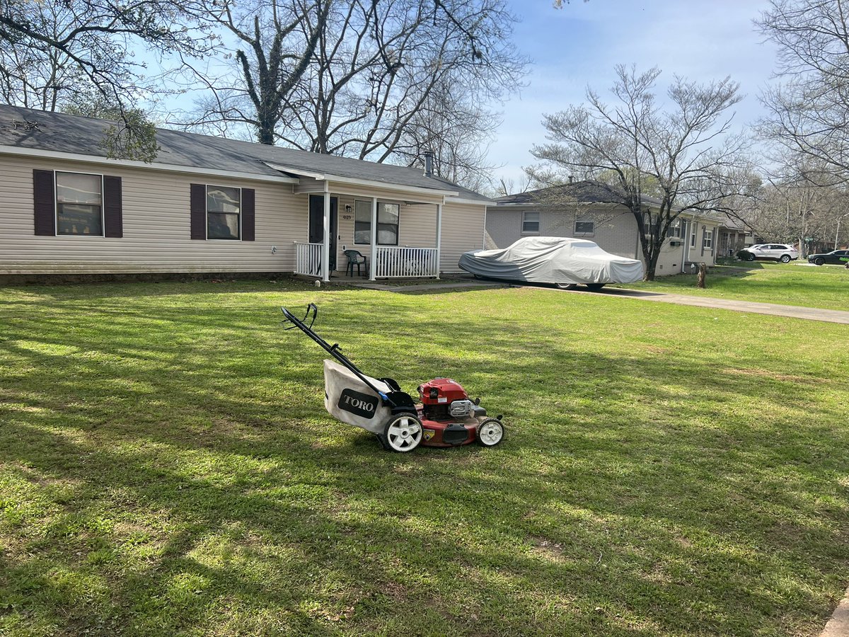 iamrodneysmith's tweet photo. I had the pleasure of mowing Ms. Logan’s lawn . She left for a DR appointment , but when she returns , she will return to a freshly mowed lawn. Making a difference one lawn at a time . https://t.co/aCDpgyyVcg