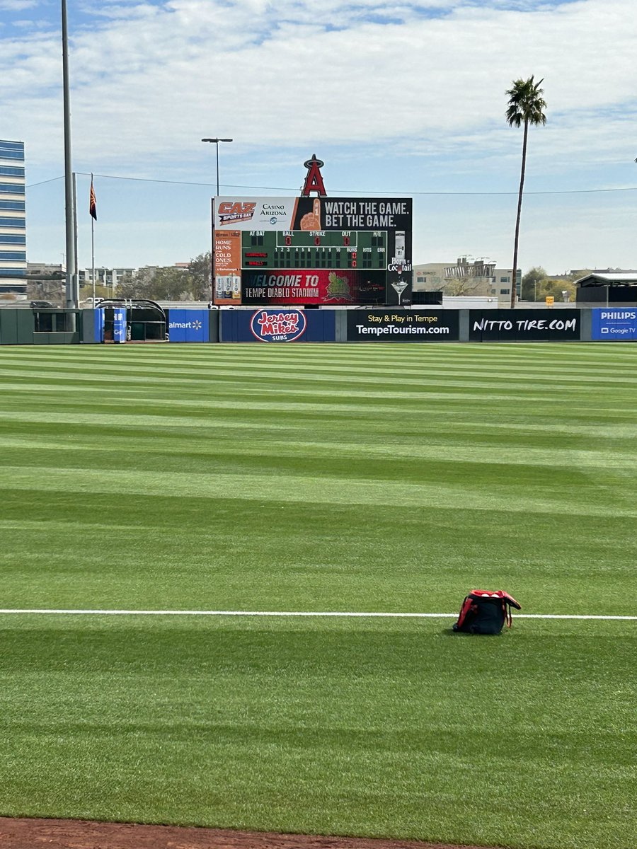 FordKford01's tweet photo. First spring training game of the year https://t.co/7isgjeYASu