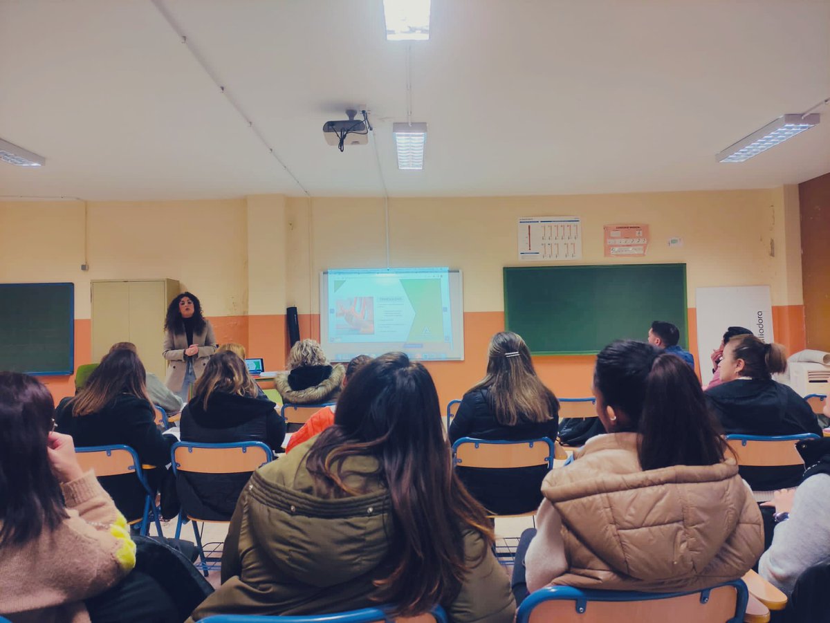 Fati_ti's tweet photo. Tarde entretenida de lunes con #lomloe y #SdA en el CEIP María Auxiliadora y CEIP Fernando Villalón en Morón de la Fra.

@ceposunaecija @EducaAnd @FormacProfAnd https://t.co/2AVyznRUeb