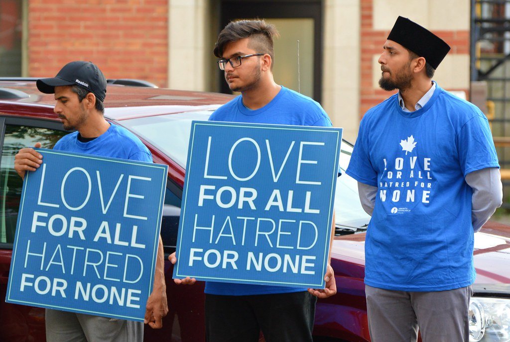 Tweet 5/5:
Let us show our solidarity with the Ahmadiyya Muslim community in Bangladesh and stand up against hate and intolerance. Let's use our voices to call for an end to this persecution and for the perpetrators to be held accountable for their crimes. #AhmadiyyaMuslims