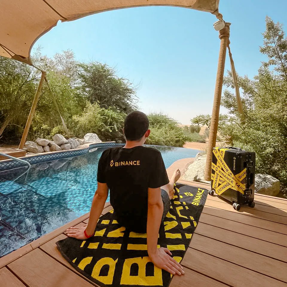 binance's tweet image. Keeping cool (in both ways) with my #Binance merch.