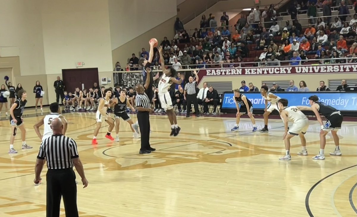 11th Region final underway! Classic #Kentucky matchup between #2 Lexington Catholic and #4 Frederick Douglass. https://t.co/tnczhSfgpe