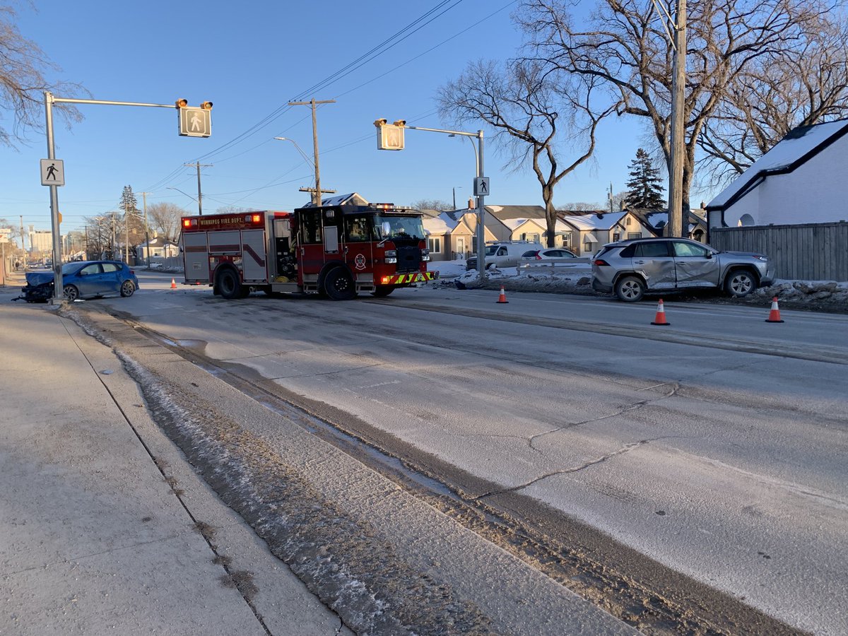 Ellylou1's tweet photo. ⁦@ctvwinnipeg⁩ ⁦@CBCManitoba⁩ ⁦@WinnipegNews⁩ messy collision at Dominion &amp; Ellice closes off Ellice https://t.co/gwPOslYLjp