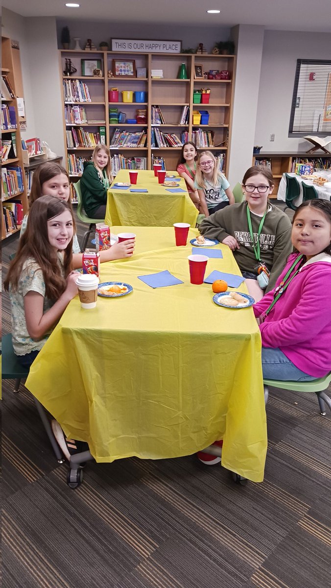 musuzq's tweet image. Our library hosted a voting breakfast for students who were eligible to vote for this year's Mark Twain nominees! What a great start to the week! @MASLOnline #pesd32