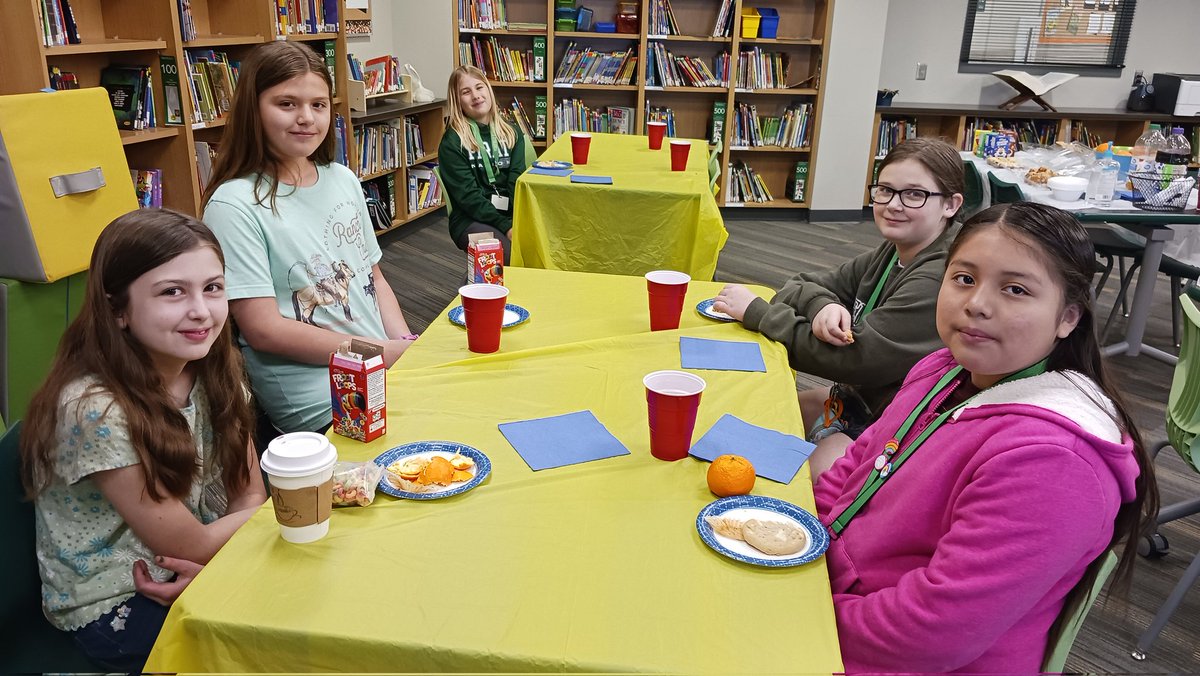musuzq's tweet image. Our library hosted a voting breakfast for students who were eligible to vote for this year's Mark Twain nominees! What a great start to the week! @MASLOnline #pesd32