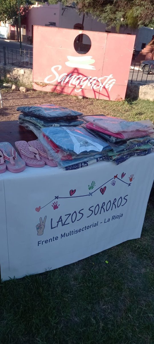 MiSolDiaz's tweet photo. 1° Feria de Emprendedoras - Lazos Emprende - Carnaval
🙌🏻Compartimos una tarde #bienfederal, d gran convocatoria en el q emprendedoras riojanas expusieron sus artesanías y degustaciones
🙏🏻Agradecemos a todas las q vinieron de la costa riojana, de la capital, Sanagasta y a todos ⬇️ https://t.co/35HABHQHDI
