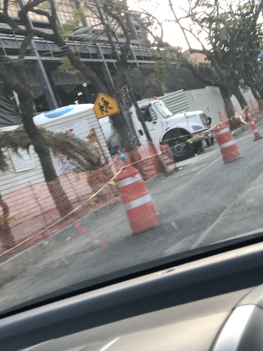igomez22's tweet photo. @STaboadaMx @BJAlcaldia ojalá puedan poner orden, obstruyendo un carril completo de Miguel Laurent entre Amores y Mancera con la obra y aún así detienen el carril para que pasen sus camiones. https://t.co/IbuKHphYm3