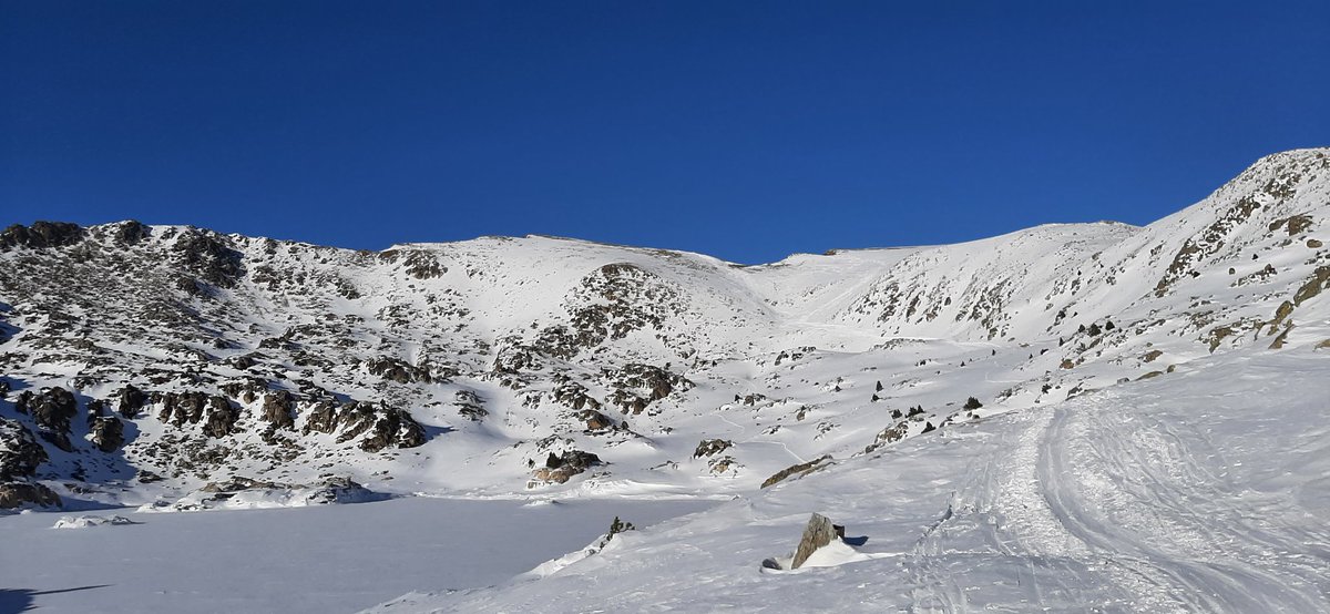 riki_kampru's tweet photo. Fins aquell moment havia gaudit de les traces marcades pels corredors de la #Skimo6 però a partir d'aleshores ja no seria així. Tocaria obrir camí a estones. I això fa força més feixuc avançar. No sé si va ser la decisió correcte. Passat el refugi, venia l'estany https://t.co/Iju4NniwJQ