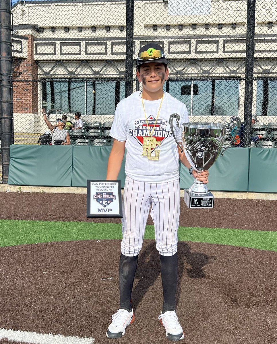 carlosjduarte's tweet photo. ¡El mini Miggy campeón y MVP!

Chris Cabrera (11 años), hijo de Miguel Cabrera, se coronó campeón y además se llevó el premio del Jugador Más Valioso en un torneo de béisbol en Estados Unidos 🇺🇸 https://t.co/LYr33kHx5w