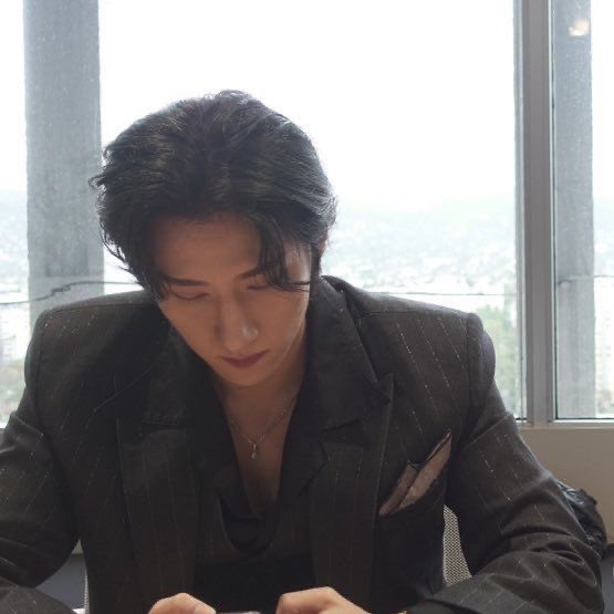 벚꽃이 지면
바다가 따뜻해지면
바람이 차가워지면 그땐 널 다시 만날 수 있을까
오늘도 닿지 않을 편지를 바람에 날려 보내