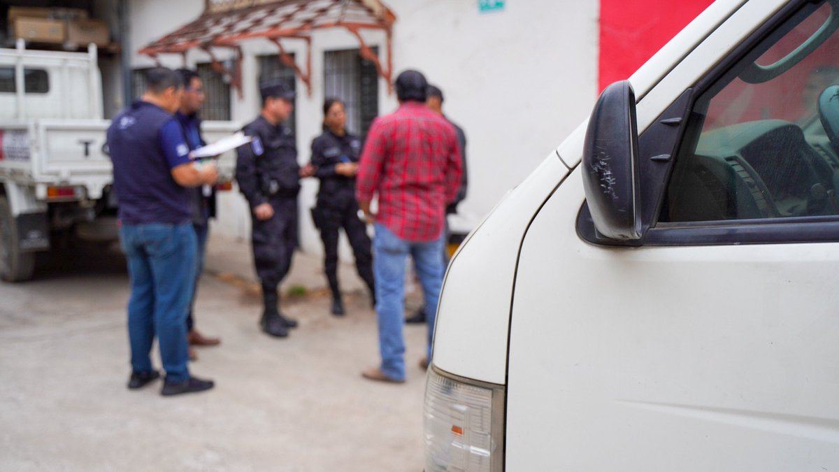 Atendimos una denuncia viralizada a través de redes sociales, en donde dos caninos que permanecían en la vía pública fueron atropellados por un microbús de una empresa de telefonía en Santa Ana, quedando uno de ellos lastimado.