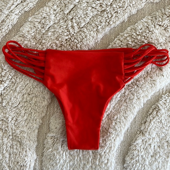 AtFinds's tweet photo. So good I had to share! Check out all the items I'm loving on @Poshmarkapp #poshmark #fashion #style #shopmycloset #jimmychoo #mikoh: https://t.co/cAjSBxbSU6 https://t.co/UFY4ecfe2i