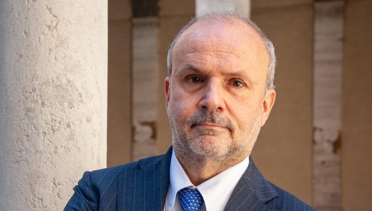 Il ministro della Salute vuole proibire le sigaretta all'aperto perchè potrebbero danneggiare i bambini. Però ha approvato la vaccinazione anti-Covid dai sei mesi in su. 🙄🙄