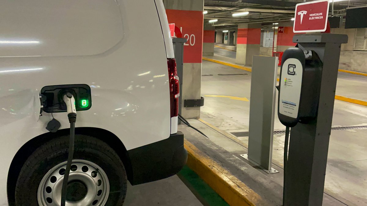 ADNautomotriz's tweet photo. #ADNtestDrives #Peugeot #ePARTNER⚡️ 2023, utilitario francés 100% eléctrico, ofrece una autonomía de 275kms y puedes recargar en los centros de carga genéricos, hasta 70kms (1/4 de baterías) en tan solo 2 horas 😎👍
FULL TESTDRIVE AQUÍ
🎬👉🏻 https://t.co/GGs5OIX8B8 https://t.co/dEzHYc0NY8